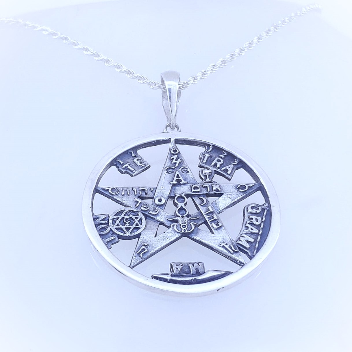 Tetragrammaton 3D com 35 mm em prata