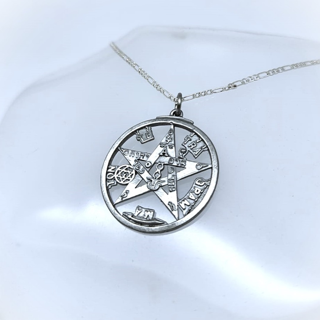 Tetragrammaton 3D com 35 mm em estanho com camada de verniz