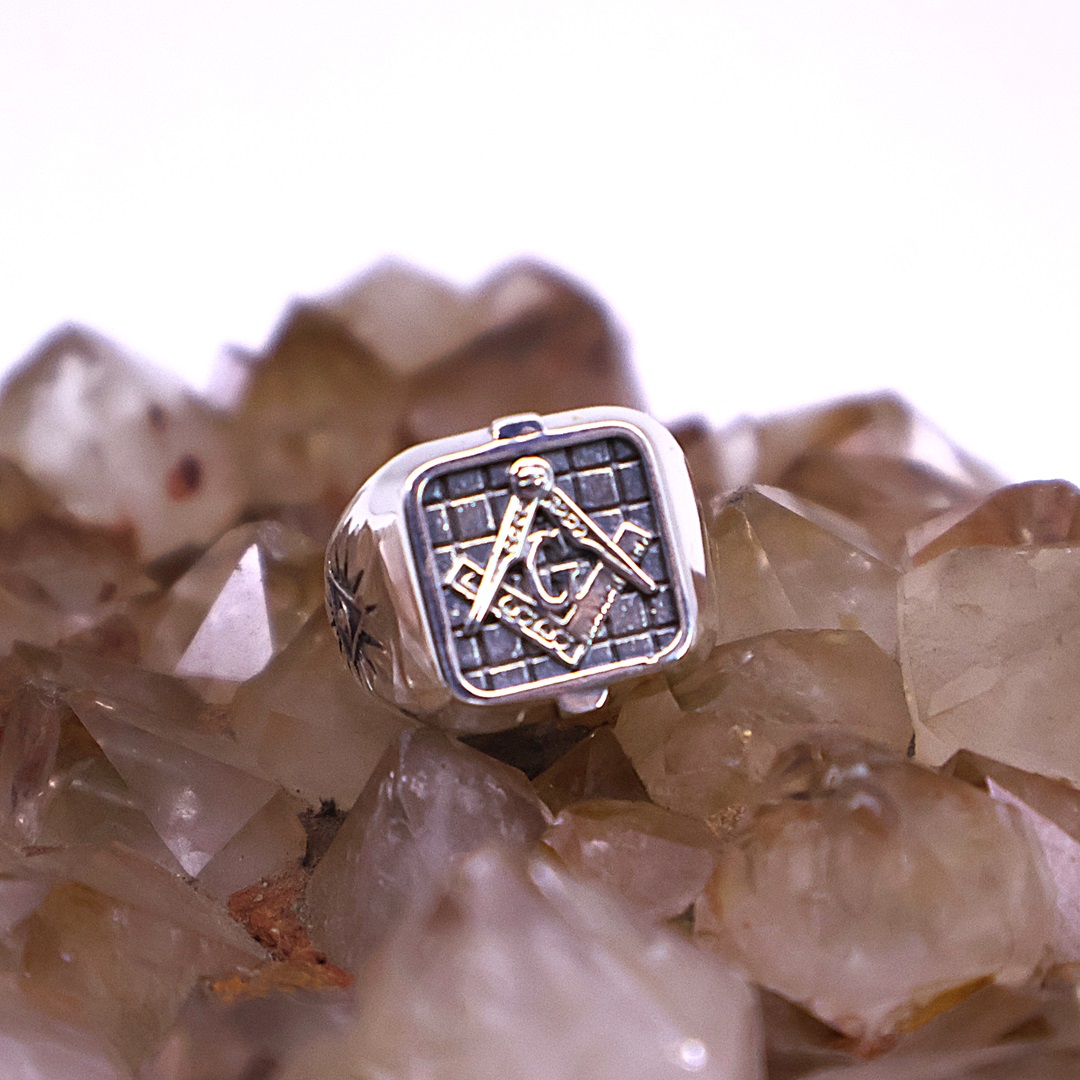 Anel maçônico quadrado elegante